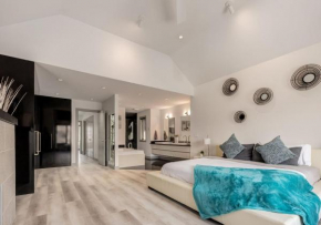 Newly Renovated Vacation Home w/ Hot Tub & Garage